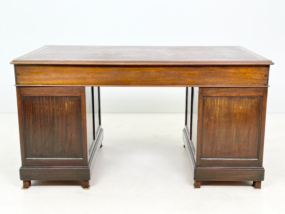 DP0318-stalai-8 Raudonmedžio devynių stalčių rašomasis stalas odiniu stalviršiumi 84x153x81 cm