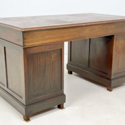 Raudonmedžio devynių stalčių rašomasis stalas odiniu stalviršiumi 84x153x81 cm