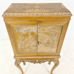 Rytietiška muzikinė dviejų durų komoda su apšvietimu 43x81x150 cm