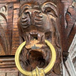 Drožinėtas ąžuolinis bufetas su vitražinėmis durelėmis 55×109,5×226 cm