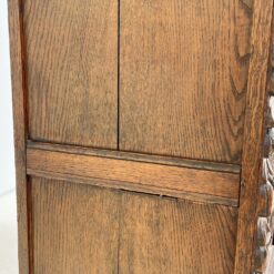 Drožinėtas ąžuolinis bufetas su vitražinėmis durelėmis 55×109,5×226 cm