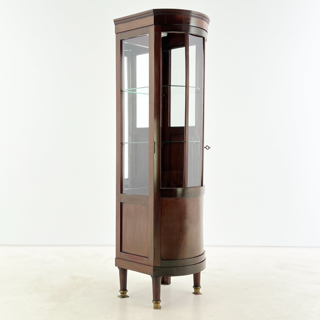 DP0323-vitrinos-0 Angliško stiliaus raudonmedžio vitrinėlė su apšvietimu 46×45,5×161,5 cm