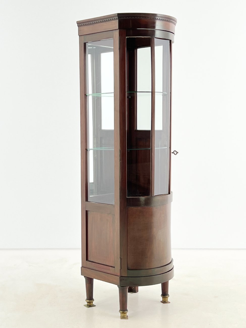 DP0323-vitrinos-1 Angliško stiliaus raudonmedžio vitrinėlė su apšvietimu 46×45,5×161,5 cm