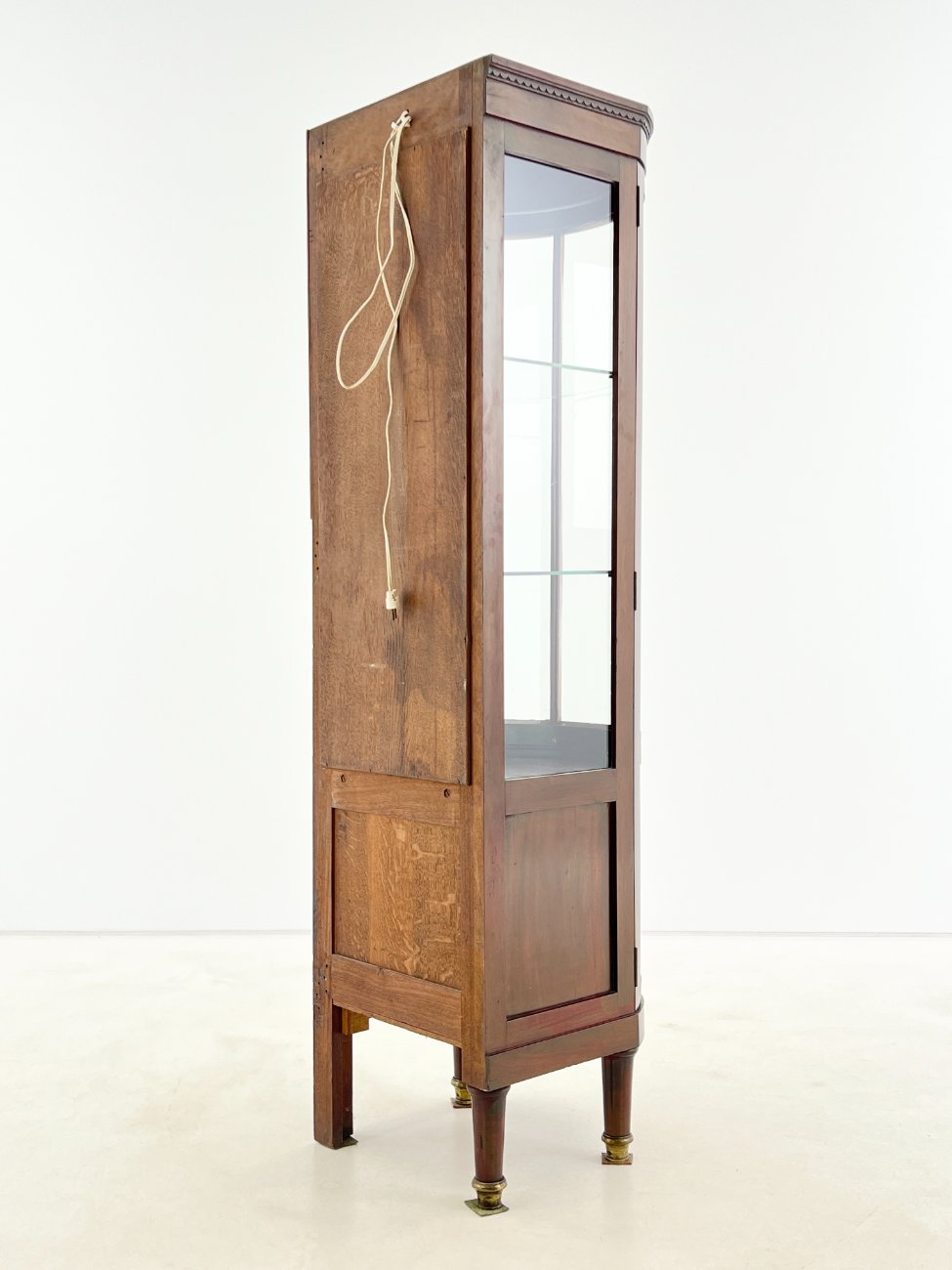 DP0323-vitrinos-11 Angliško stiliaus raudonmedžio vitrinėlė su apšvietimu 46×45,5×161,5 cm