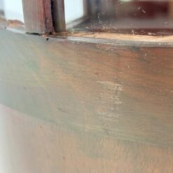 Angliško stiliaus raudonmedžio vitrinėlė su apšvietimu 46×45,5×161,5 cm