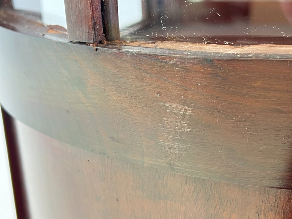 DP0323-vitrinos-12 Angliško stiliaus raudonmedžio vitrinėlė su apšvietimu 46×45,5×161,5 cm