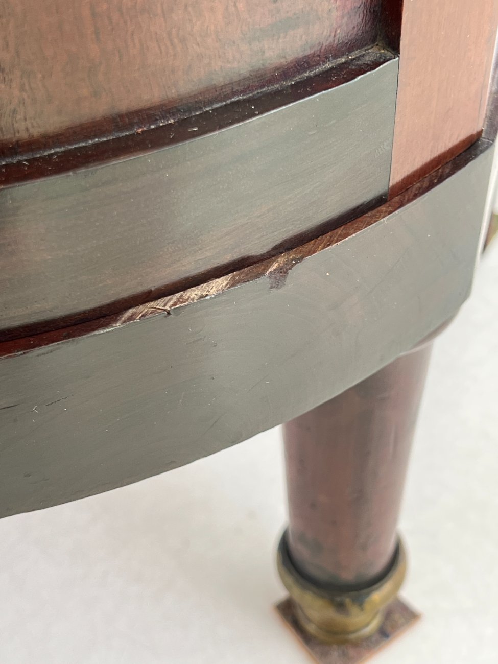 DP0323-vitrinos-13 Angliško stiliaus raudonmedžio vitrinėlė su apšvietimu 46×45,5×161,5 cm