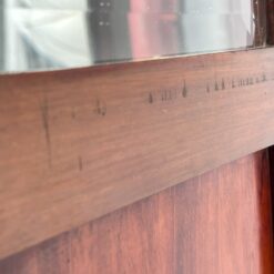 Angliško stiliaus raudonmedžio vitrinėlė su apšvietimu 46×45,5×161,5 cm