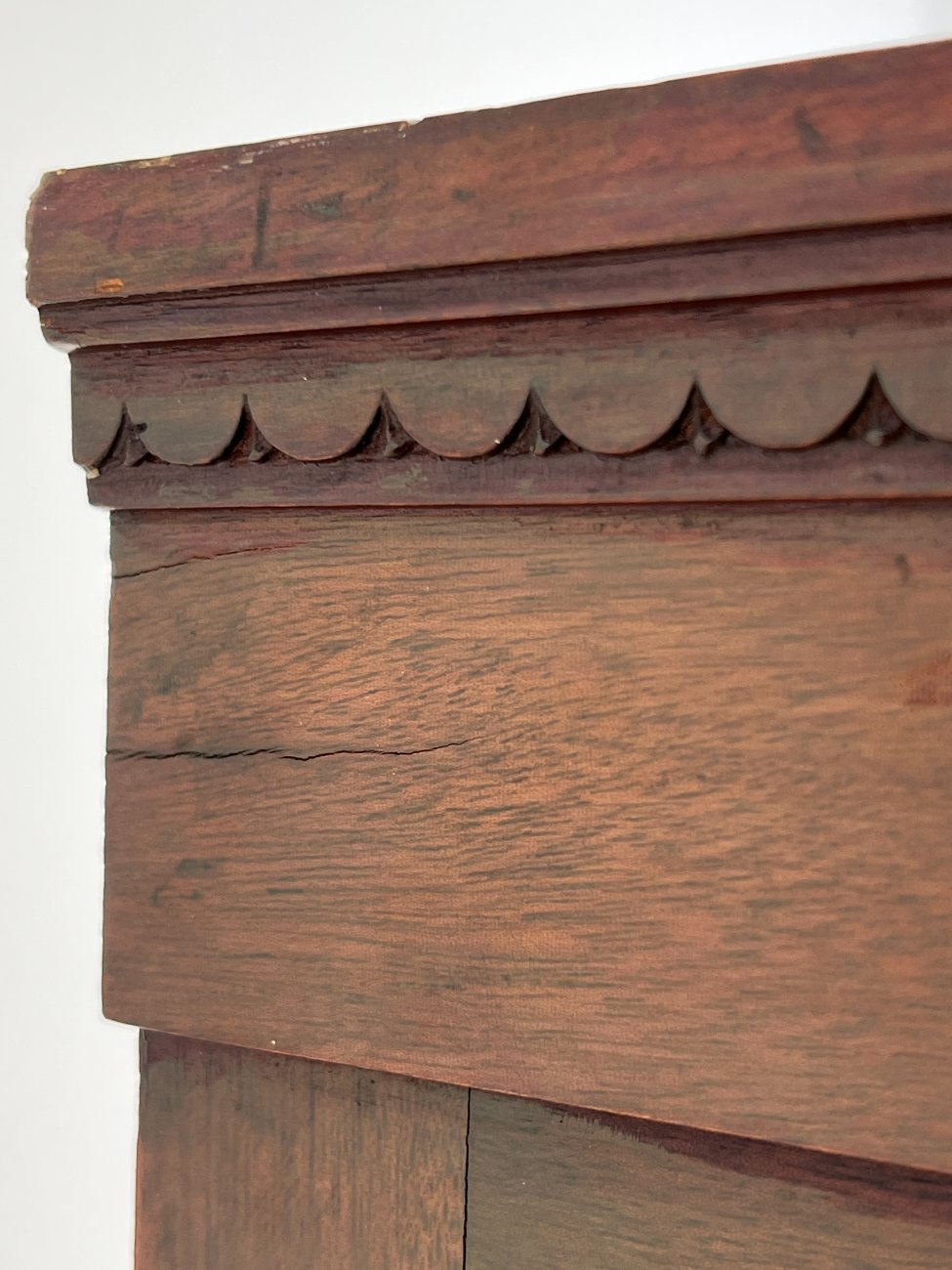 DP0323-vitrinos-15 Angliško stiliaus raudonmedžio vitrinėlė su apšvietimu 46×45,5×161,5 cm