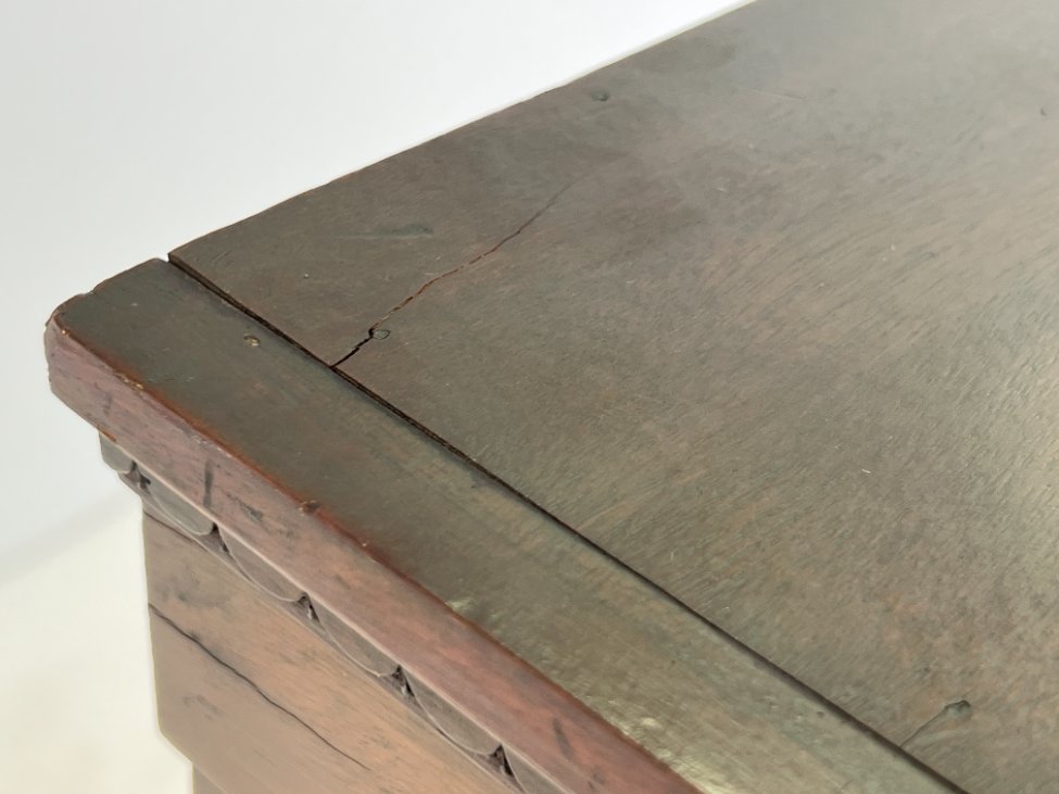 DP0323-vitrinos-16 Angliško stiliaus raudonmedžio vitrinėlė su apšvietimu 46×45,5×161,5 cm