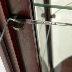 Angliško stiliaus raudonmedžio vitrinėlė su apšvietimu 46×45,5×161,5 cm