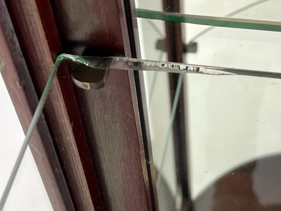 DP0323-vitrinos-17 Angliško stiliaus raudonmedžio vitrinėlė su apšvietimu 46×45,5×161,5 cm