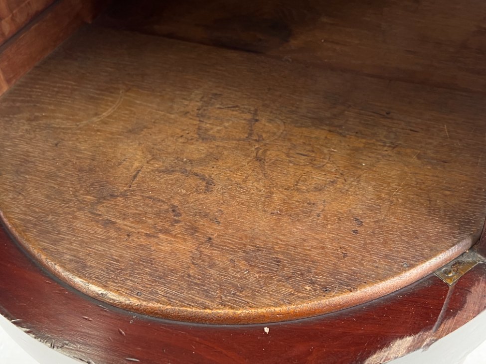 DP0323-vitrinos-18 Angliško stiliaus raudonmedžio vitrinėlė su apšvietimu 46×45,5×161,5 cm