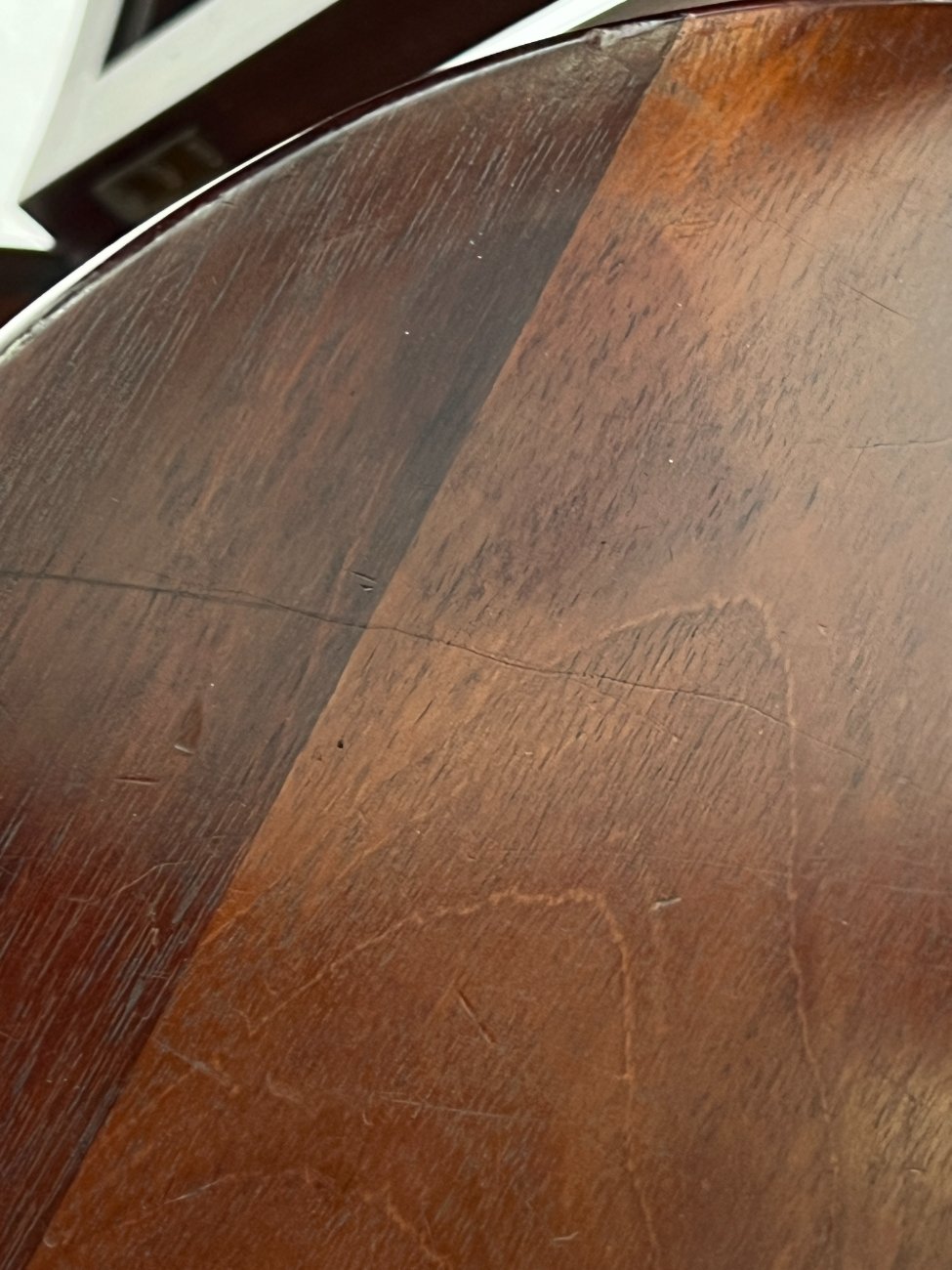 DP0323-vitrinos-19 Angliško stiliaus raudonmedžio vitrinėlė su apšvietimu 46×45,5×161,5 cm