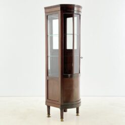 Angliško stiliaus raudonmedžio vitrinėlė su apšvietimu 46×45,5×161,5 cm
