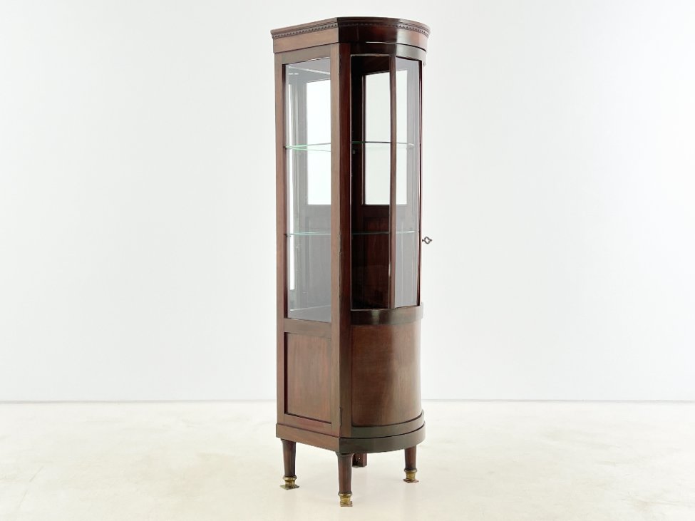 DP0323-vitrinos-2 Angliško stiliaus raudonmedžio vitrinėlė su apšvietimu 46×45,5×161,5 cm