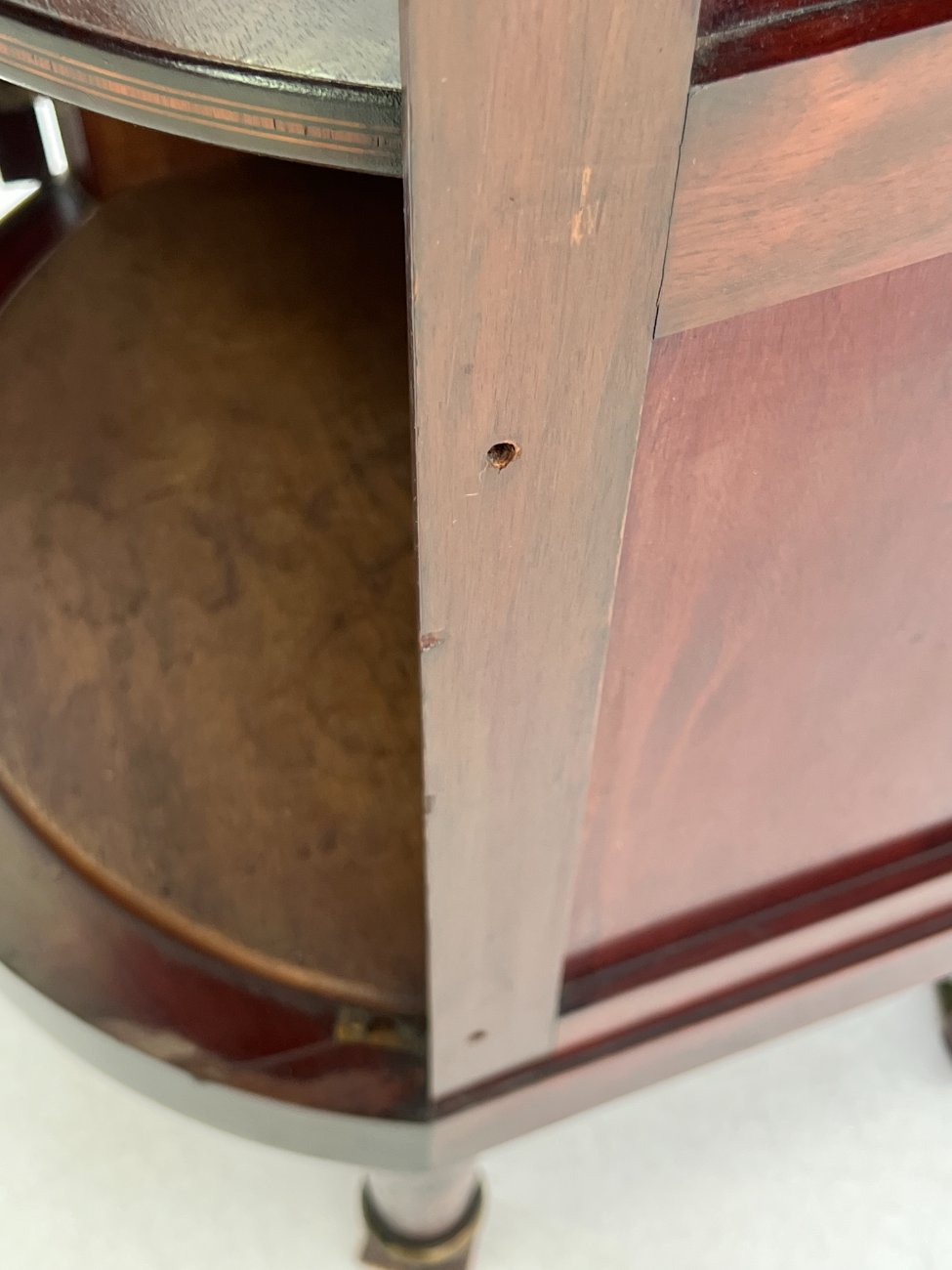 DP0323-vitrinos-21 Angliško stiliaus raudonmedžio vitrinėlė su apšvietimu 46×45,5×161,5 cm