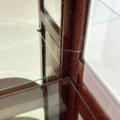 Angliško stiliaus raudonmedžio vitrinėlė su apšvietimu 46×45,5×161,5 cm