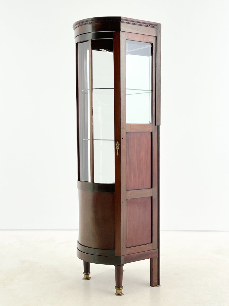 DP0323-vitrinos-3 Angliško stiliaus raudonmedžio vitrinėlė su apšvietimu 46×45,5×161,5 cm
