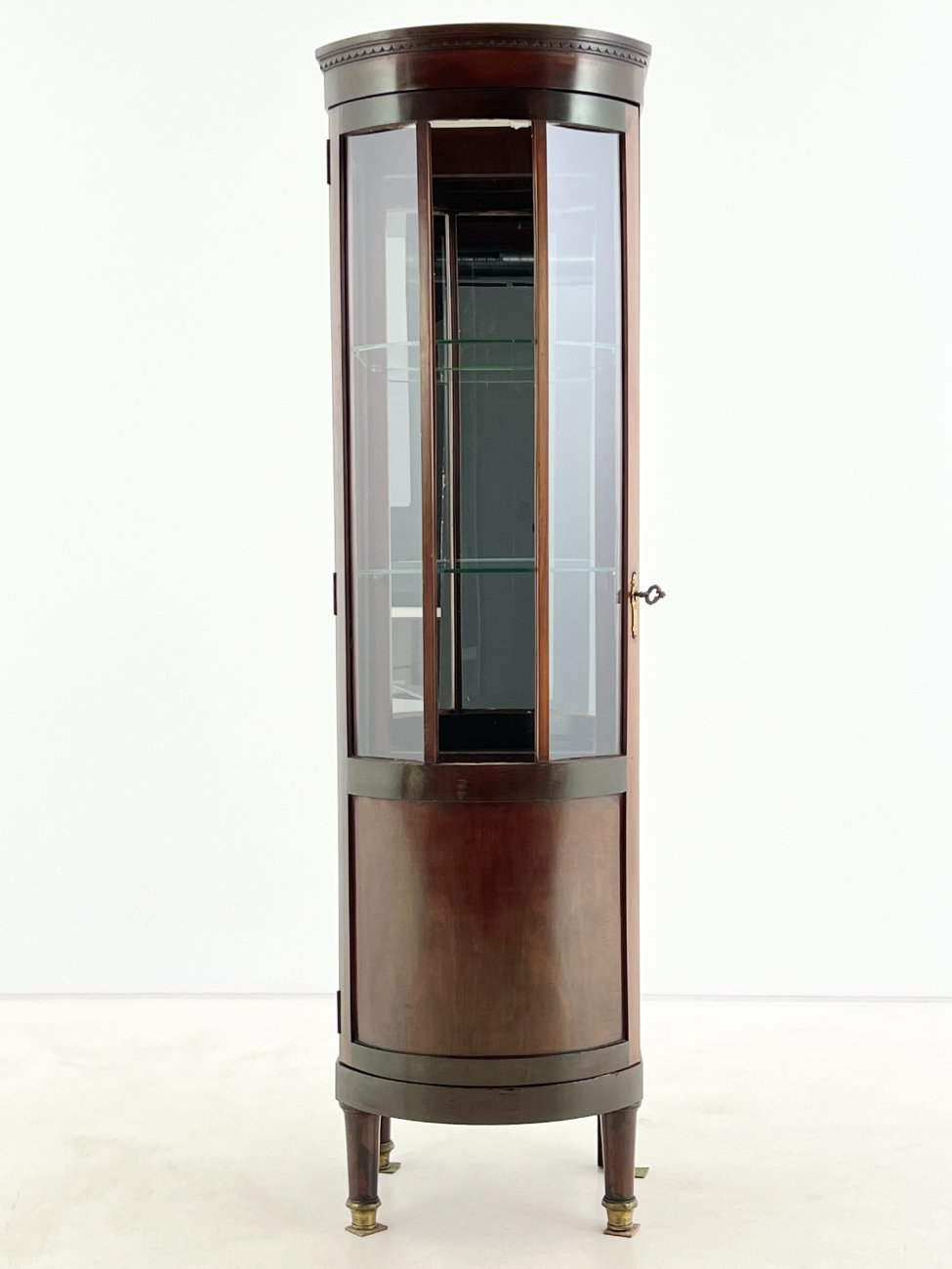 DP0323-vitrinos-4 Angliško stiliaus raudonmedžio vitrinėlė su apšvietimu 46×45,5×161,5 cm