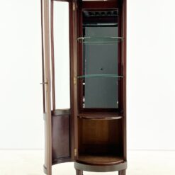 Angliško stiliaus raudonmedžio vitrinėlė su apšvietimu 46×45,5×161,5 cm