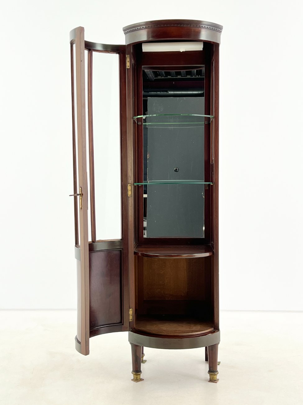 DP0323-vitrinos-5 Angliško stiliaus raudonmedžio vitrinėlė su apšvietimu 46×45,5×161,5 cm