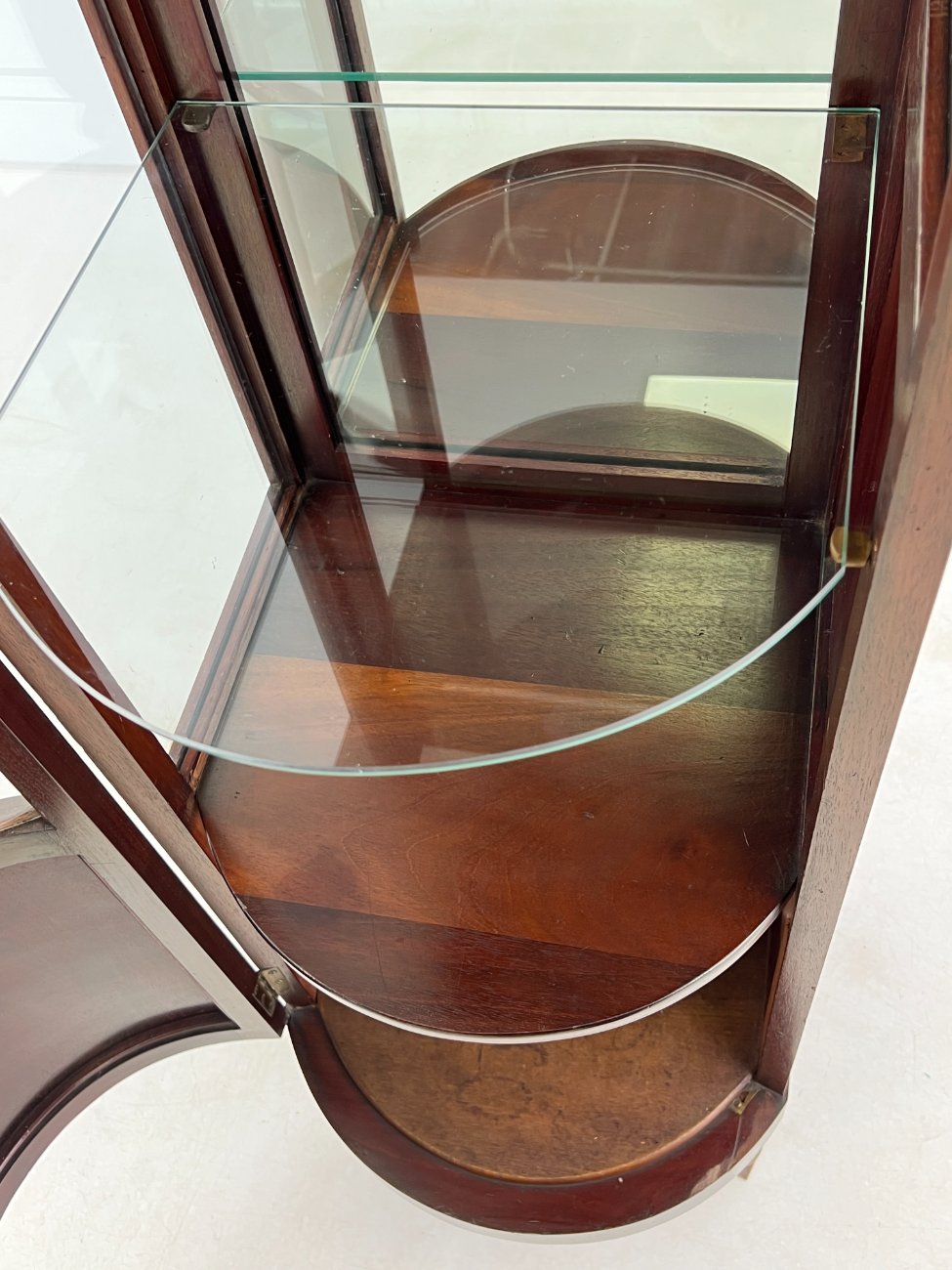 DP0323-vitrinos-6 Angliško stiliaus raudonmedžio vitrinėlė su apšvietimu 46×45,5×161,5 cm