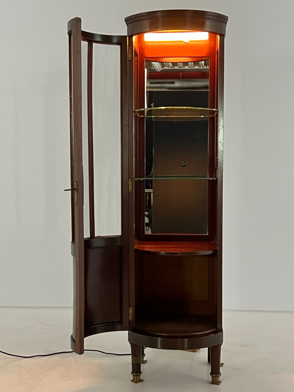 DP0323-vitrinos-7 Angliško stiliaus raudonmedžio vitrinėlė su apšvietimu 46×45,5×161,5 cm
