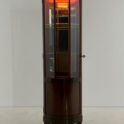 Angliško stiliaus raudonmedžio vitrinėlė su apšvietimu 46×45,5×161,5 cm