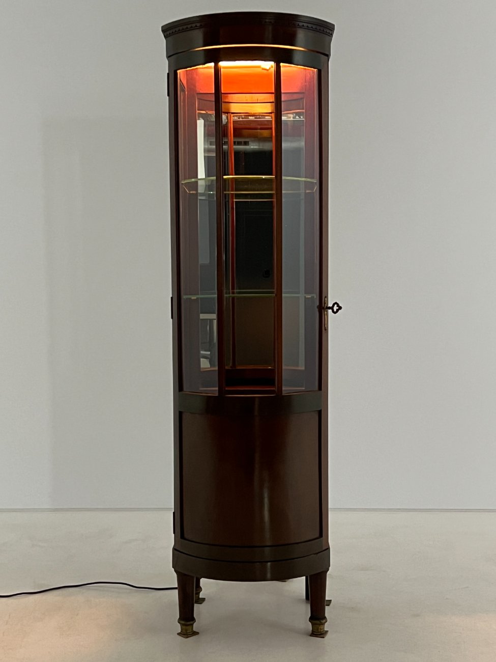 DP0323-vitrinos-8 Angliško stiliaus raudonmedžio vitrinėlė su apšvietimu 46×45,5×161,5 cm