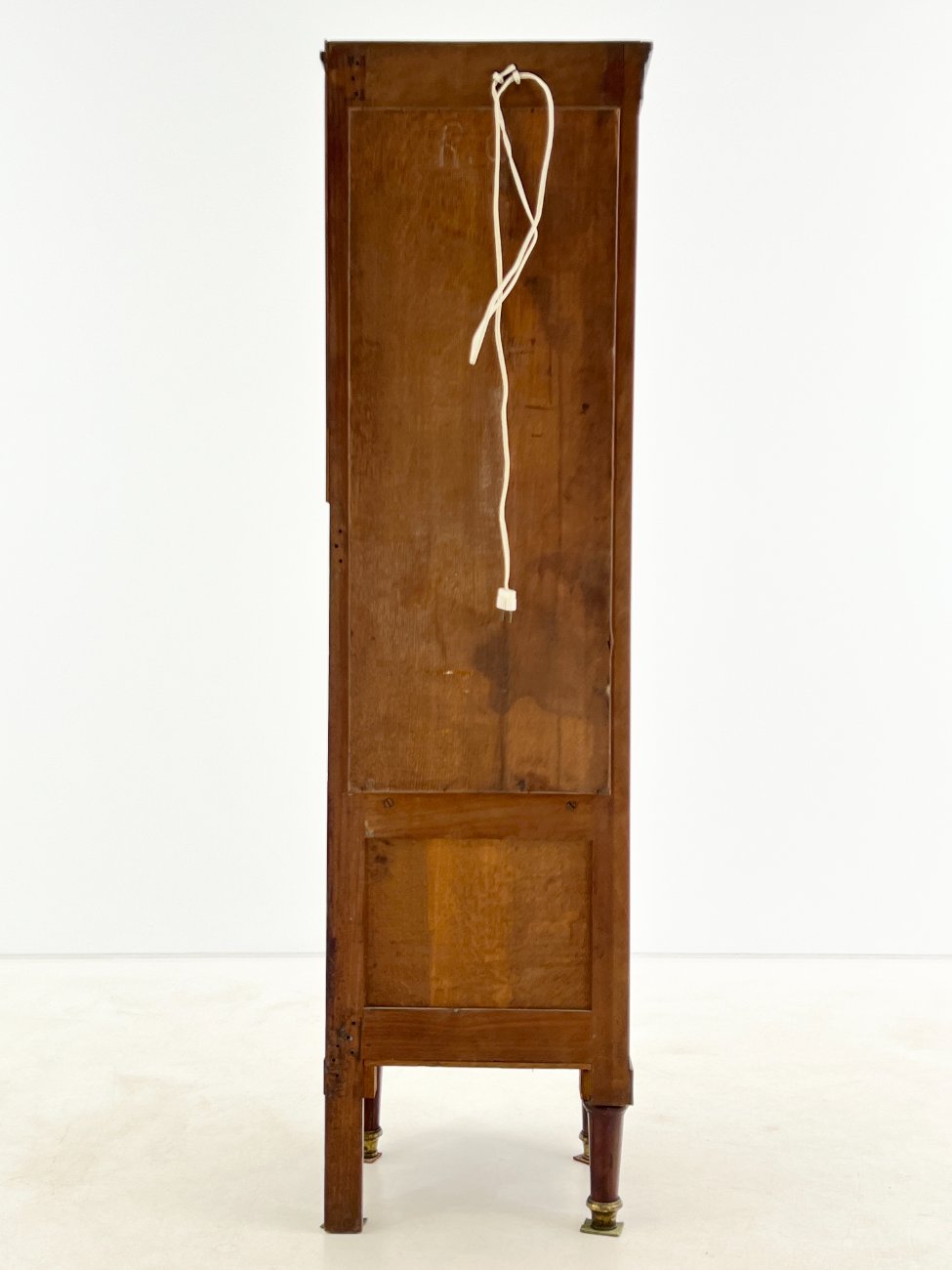 DP0323-vitrinos-9 Angliško stiliaus raudonmedžio vitrinėlė su apšvietimu 46×45,5×161,5 cm