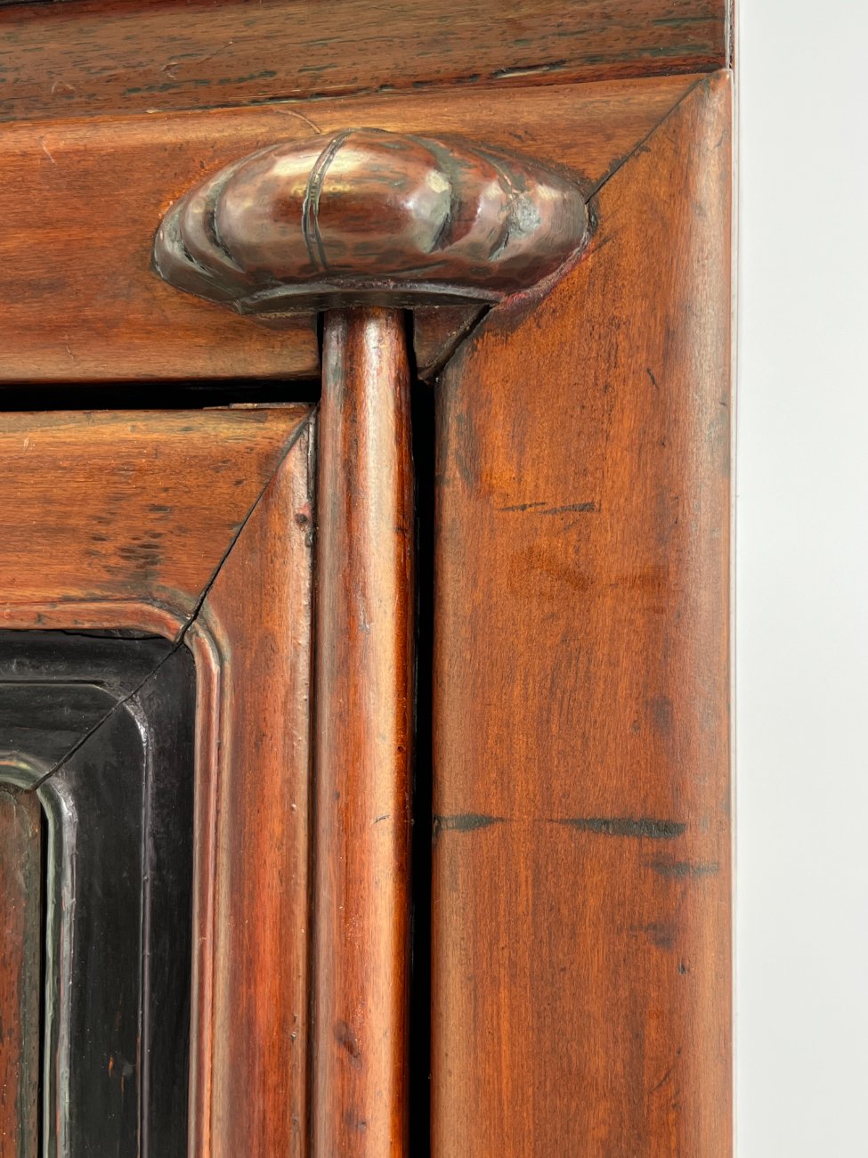 DP0324-komodos-13 Rytietiška dviejų durų komoda 62x107x175 cm