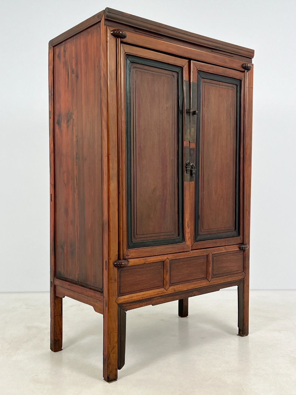 DP0324-komodos-3 Rytietiška dviejų durų komoda 62x107x175 cm