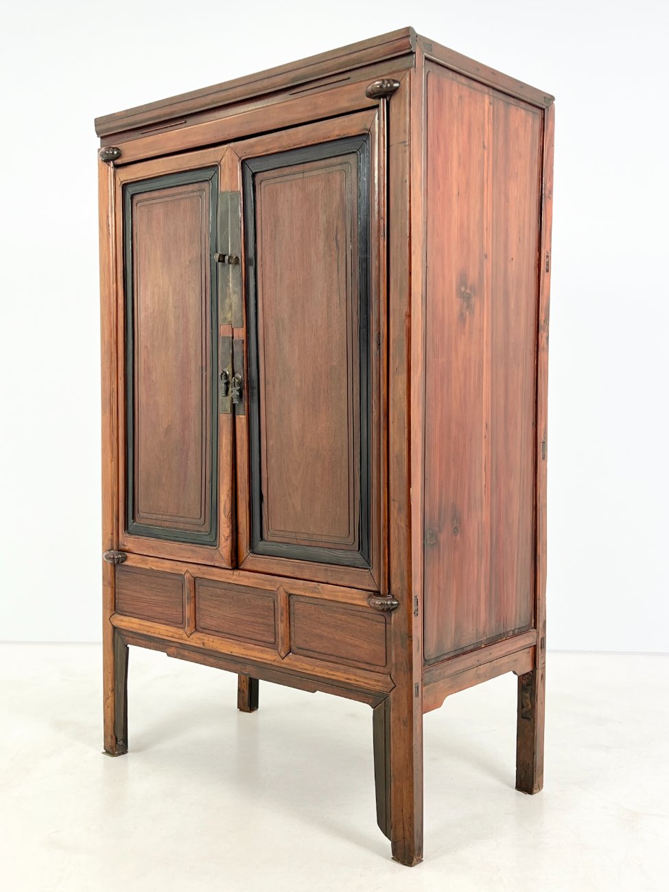 DP0324-komodos-4 Rytietiška dviejų durų komoda 62x107x175 cm