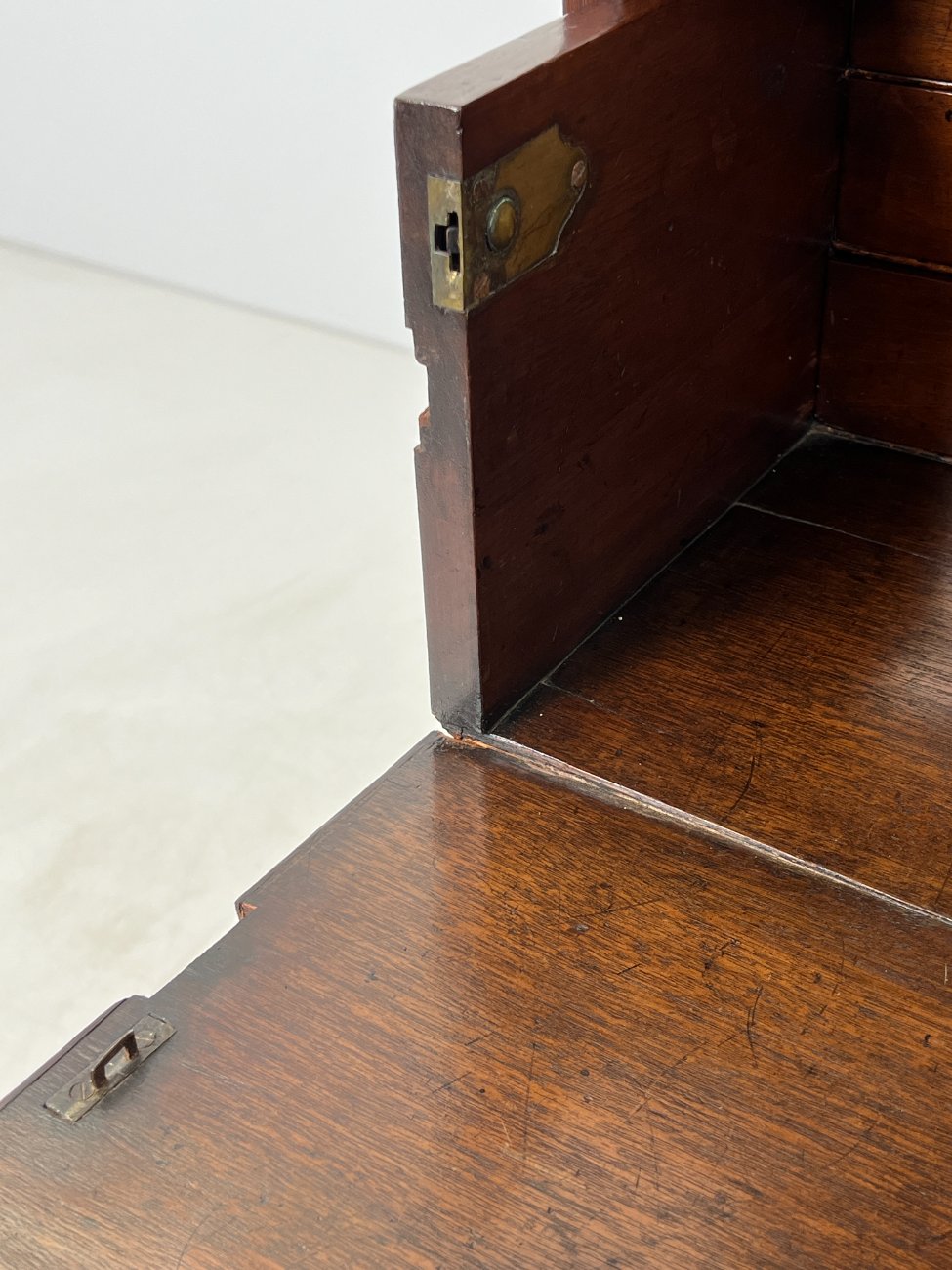 DP0325-stalai-20 Angliško stiliaus raudonmedžio sekreteras su knygų lentyna 58x124x230 cm