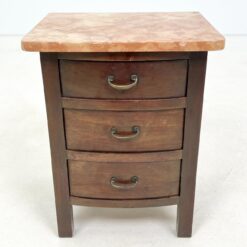 Trijų stalčių raudonmedžio spintelė marmuriniu staviršiumi 32x38,5x48 cm