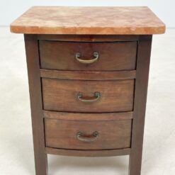 Trijų stalčių raudonmedžio spintelė marmuriniu staviršiumi 32×38,5×48 cm