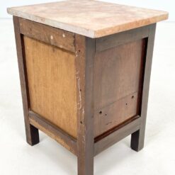 Trijų stalčių raudonmedžio spintelė marmuriniu staviršiumi 32×38,5×48 cm