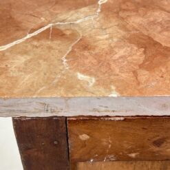 Trijų stalčių raudonmedžio spintelė marmuriniu staviršiumi 32×38,5×48 cm