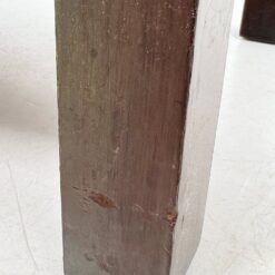 Trijų stalčių raudonmedžio spintelė marmuriniu staviršiumi 32×38,5×48 cm