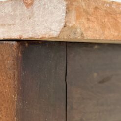 Trijų stalčių raudonmedžio spintelė marmuriniu staviršiumi 32×38,5×48 cm