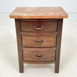 Trijų stalčių raudonmedžio spintelė marmuriniu staviršiumi 32×38,5×48 cm