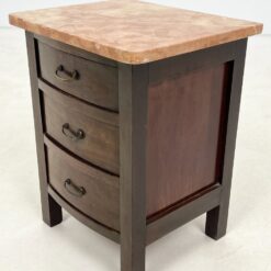 Trijų stalčių raudonmedžio spintelė marmuriniu staviršiumi 32×38,5×48 cm