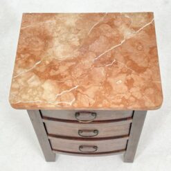 Trijų stalčių raudonmedžio spintelė marmuriniu staviršiumi 32×38,5×48 cm