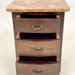 Trijų stalčių raudonmedžio spintelė marmuriniu staviršiumi 32×38,5×48 cm