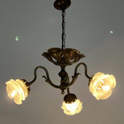 Žalvarinis trijų šakų sietynas su gėlės žiedo formos stiklo gaubtais 44x44x59 cm