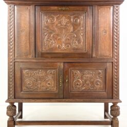 Ąžuolinė drožinėta trijų durų komoda – baras 65x144x159,5 cm