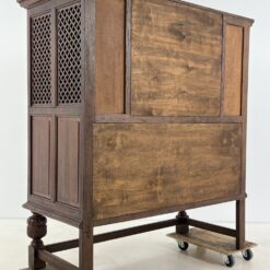 Ąžuolinė drožinėta trijų durų komoda – baras 65x144x159,5 cm