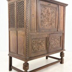 Ąžuolinė drožinėta trijų durų komoda – baras 65x144x159,5 cm