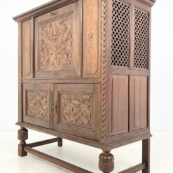 Ąžuolinė drožinėta trijų durų komoda – baras 65x144x159,5 cm